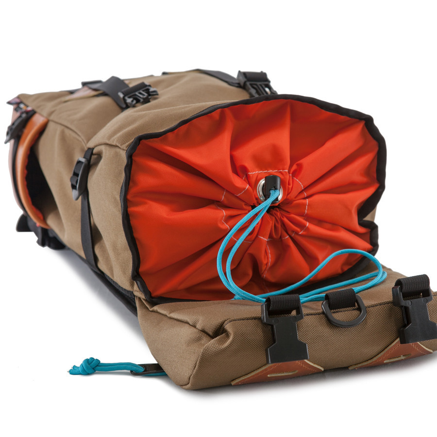 topo_designs_howler_klettersack_15L_cinch_1024x1024