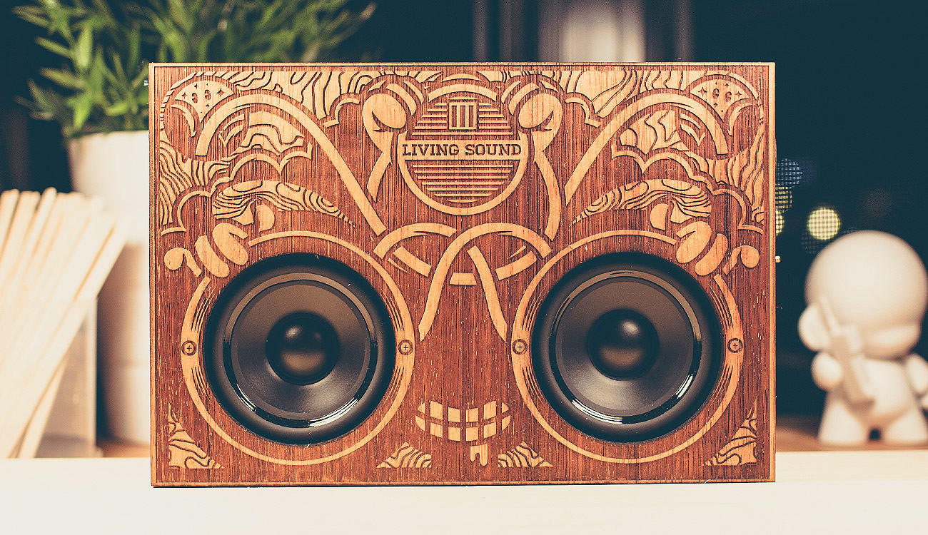 showcase-wooden-boombox-front-lee