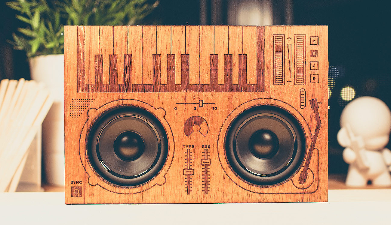 showcase-wooden-boombox-front-sizemore