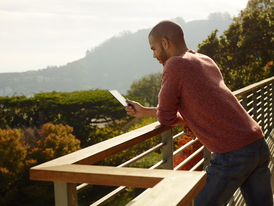 Kindle Oasis_Man reading outside