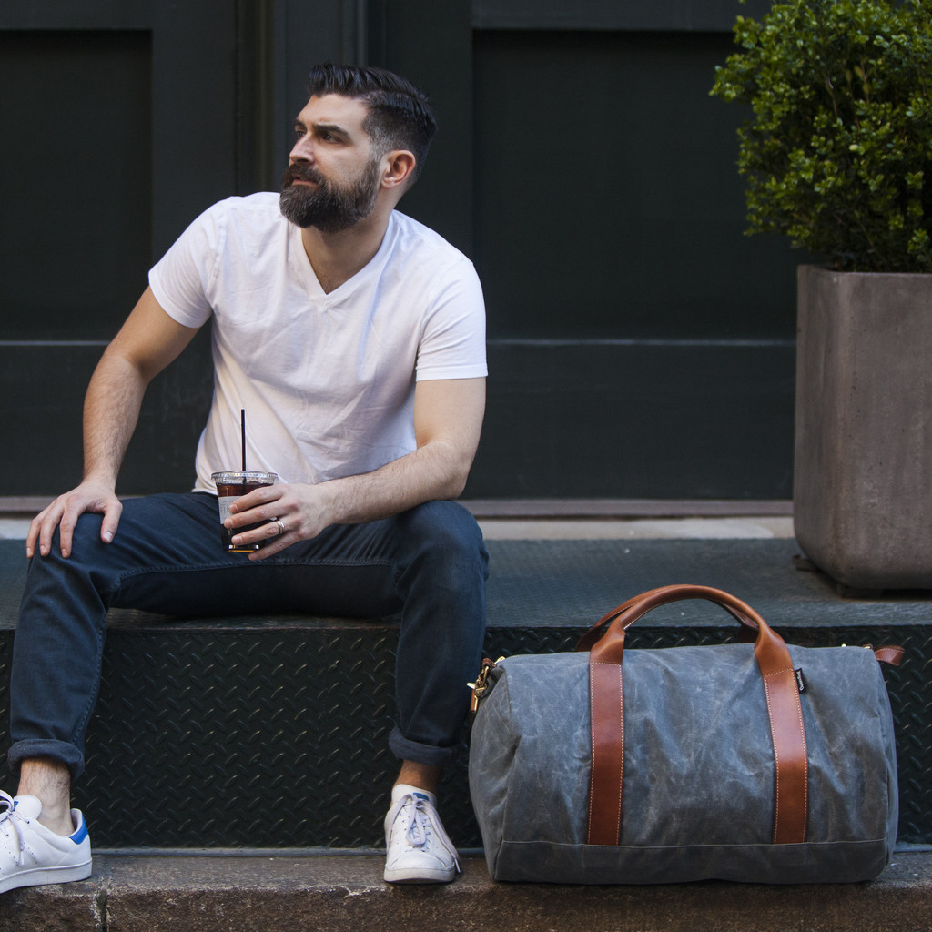 charcoal_waxed_weekender_lifestyle_sitting_1024x1024