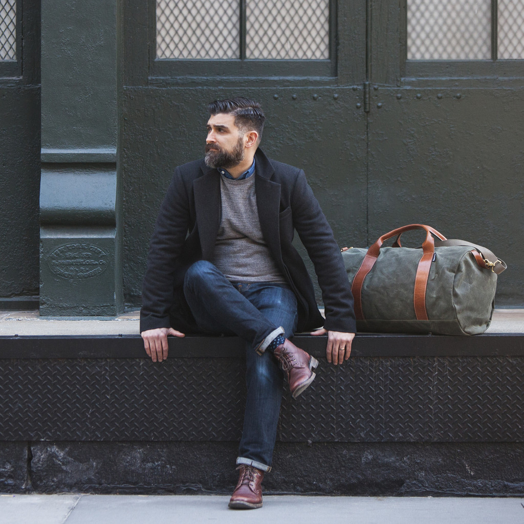 waxed_weekender_army_green_sitting_fall_lifestyle_1024x1024