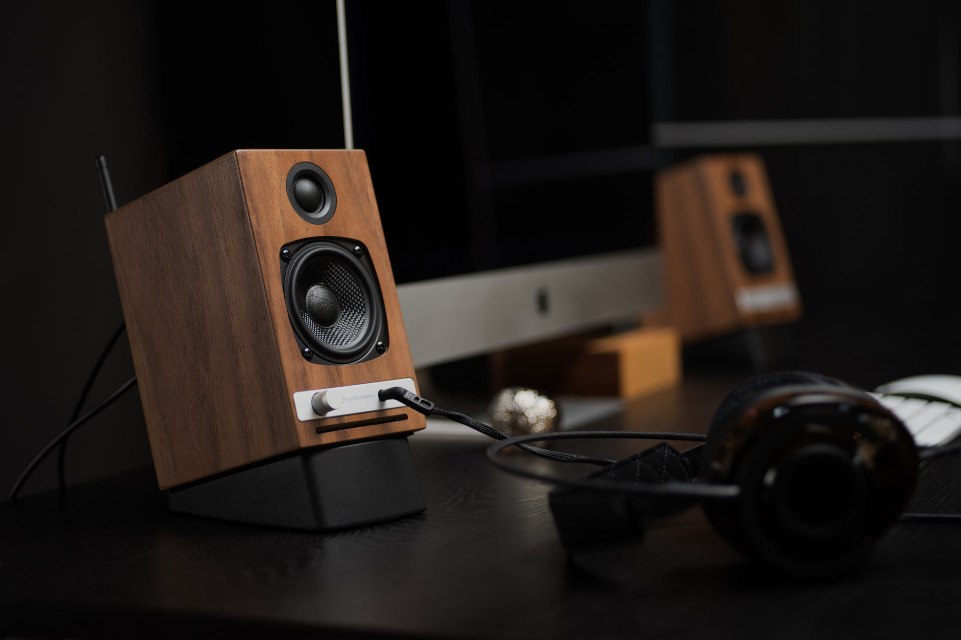 hd3_walnut_desktop_with_headphones-1920x1280